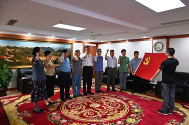 星际平台组织党员重温入党誓词